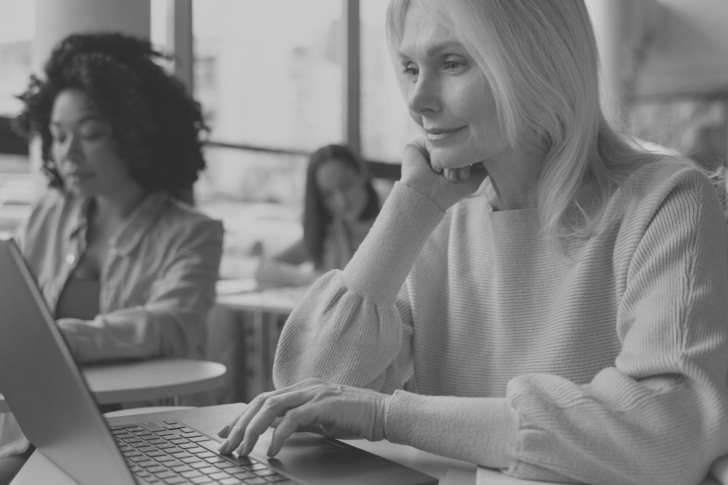 Professioneller Arbeitsplatz mit Finanzcharts und Wirtschaftsdaten