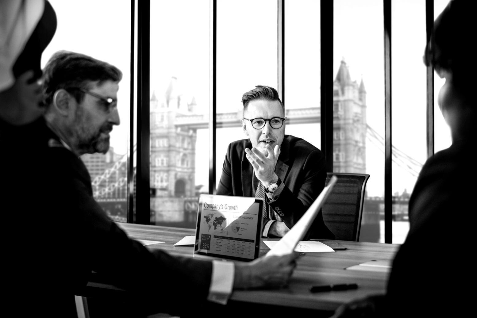 Moderne Finanzanalyse-Tools und Wirtschaftskalender in unserem Frankfurter Büro